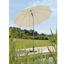 Beigefarbener Sonnenschirm auf einer Terrasse mit Gartenblick