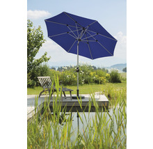 Blauer Sonnenschirm neben einem Teich und einer Holzterrasse im Garten.