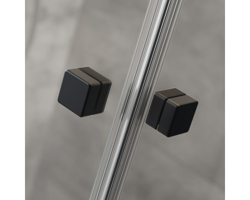 Duschkabine Detailaufnahme: Glastür mit schwarzen Griffen