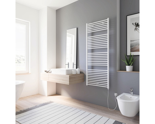 Modernes Badezimmer mit beheiztem Handtuchhalter, Waschtisch, Spiegel und Bidet.