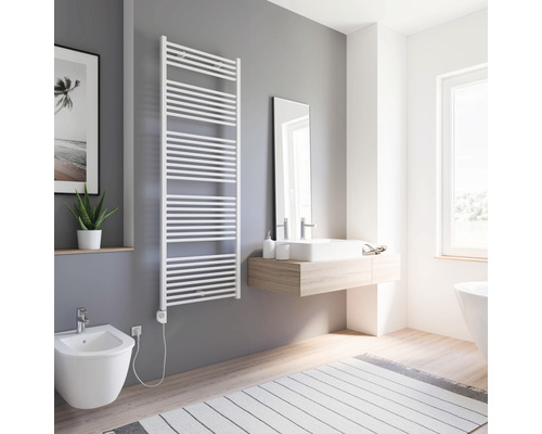 Modernes Badezimmer mit weißem Handtuchwärmer, Bidet und Waschtisch