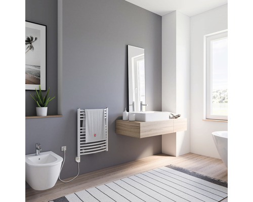 Modernes Badezimmer mit Handtuchwärmer, Waschtisch und Bidet
