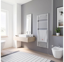Modernes Badezimmer mit Handtuchwärmer, Waschbecken und Bidet