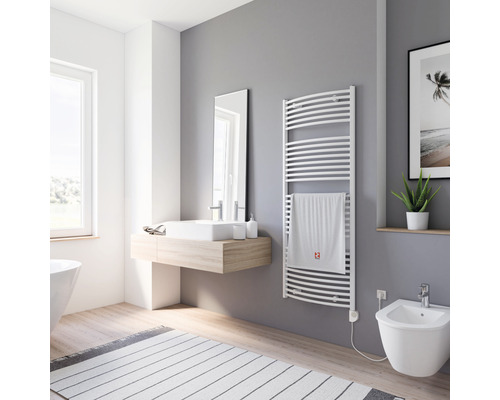 Modernes Badezimmer mit beheiztem Handtuchhalter, Waschtisch, Spiegel und Bidet