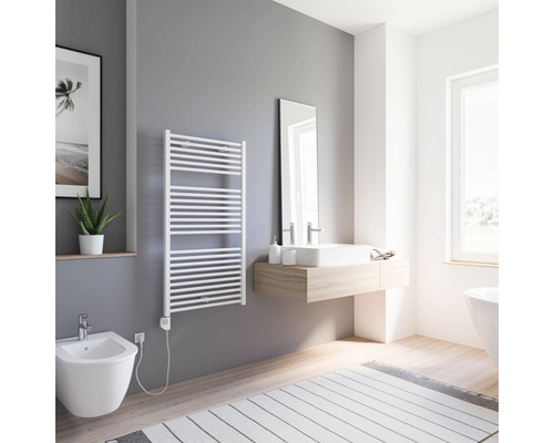 Modernes Badezimmer mit weißem Handtuchwärmer, Bidet und Waschtisch