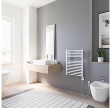 Modernes Badezimmer mit Waschbecken, Spiegel, Handtuchwärmer und Bidet