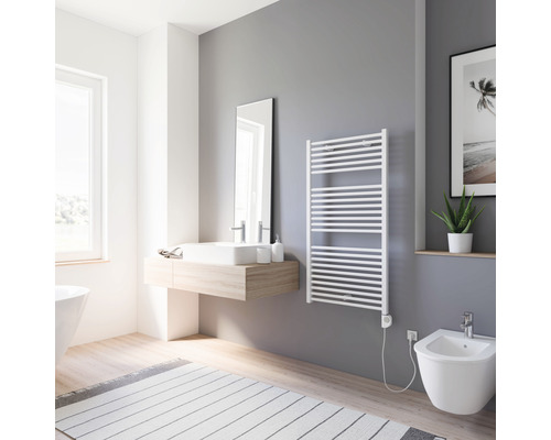 Modernes Badezimmer mit Handtuchwärmer, Waschtisch, Spiegel und Bidet