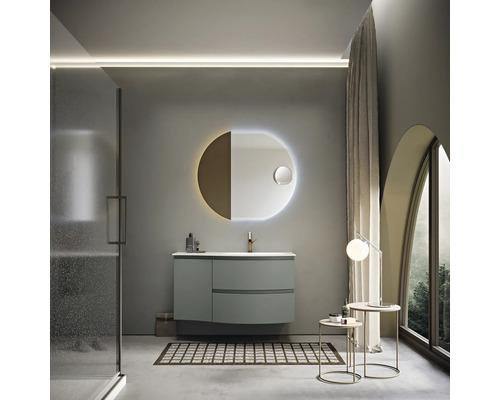 Modernes Badezimmer mit Waschtischunterschrank, beleuchtetem Spiegel und Dusche.