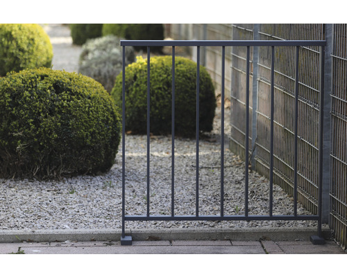 Gartenzaun aus Metall im Garten