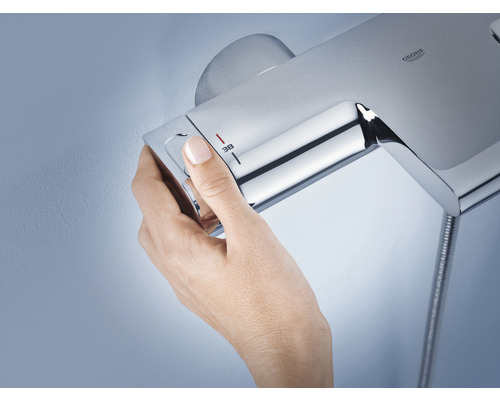 Hand bedient Duscharmatur von Grohe zur Temperatureinstellung