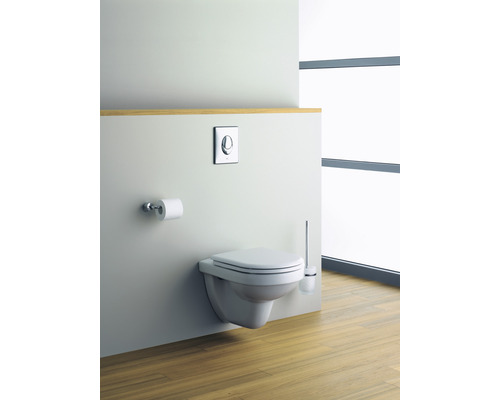Wandhängendes WC mit Betätigungsplatte, Toilettenpapierhalter und WC-Bürste im Badezimmer