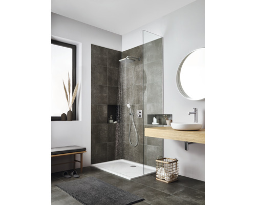 Badezimmer mit Dusche, Waschbecken und Spiegel