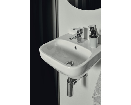 Modernes Badezimmer mit Waschbecken, Armatur und Spiegel