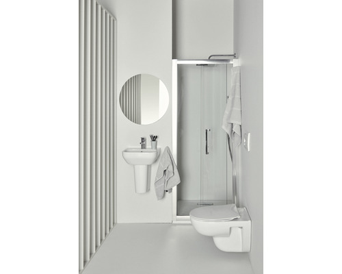 Modernes Badezimmer mit Dusche, Waschbecken und Toilette.