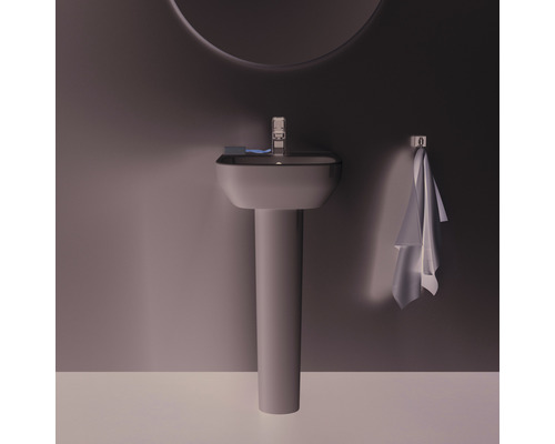Badezimmer-Szene mit Waschbecken, Armatur, Handtuch und Spiegel