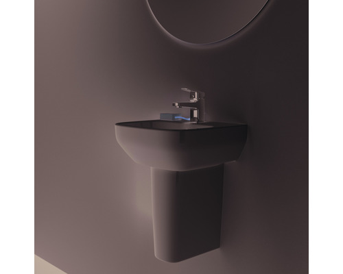 Waschtisch mit Armatur und Spiegel im Badezimmer