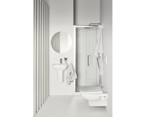 Badezimmer mit Waschbecken, Spiegel, Dusche und Toilette