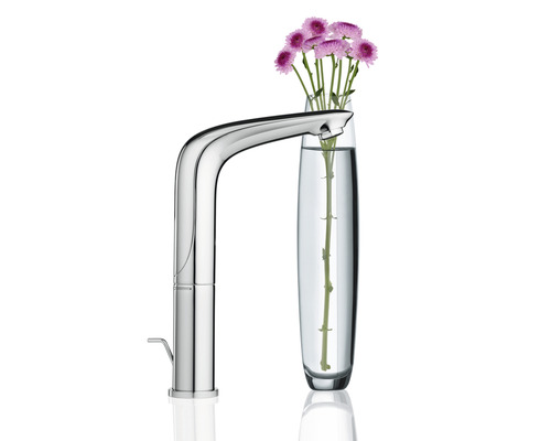 Chromfarbene Armatur mit Blumen in einer Glasvase