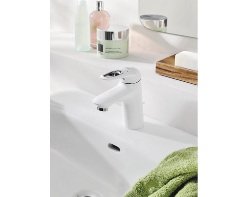 Waschbeckenarmatur in einem Badezimmer mit Seife und Handtuch