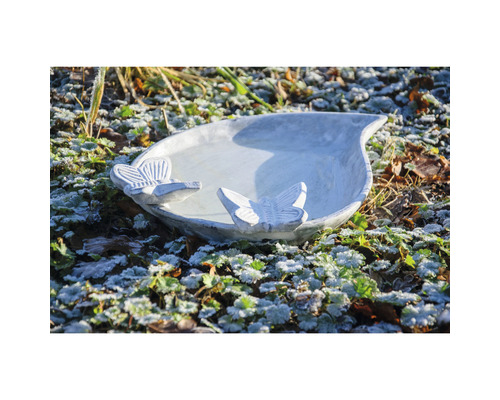 Vogeltränke aus Stein mit Schmetterlingsornamenten