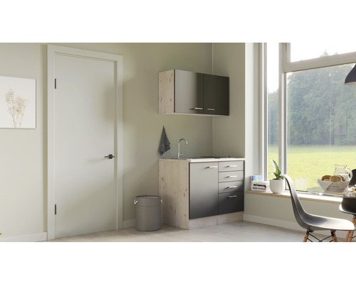 Kleine Küchenzeile mit Hängeschrank, Spüle und Mülleimer in einem hellen Raum