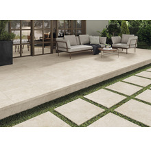 Terrasse mit Steinplatten, Gartenmöbeln und Rasenflächen