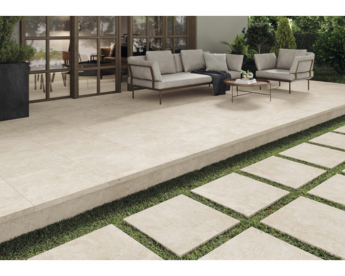Terrasse mit Steinplatten, Gartenmöbeln und Rasenflächen