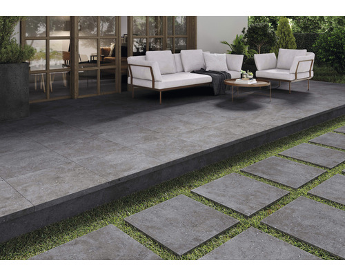 Terrasse mit Fliesen und Sitzbereich im Freien