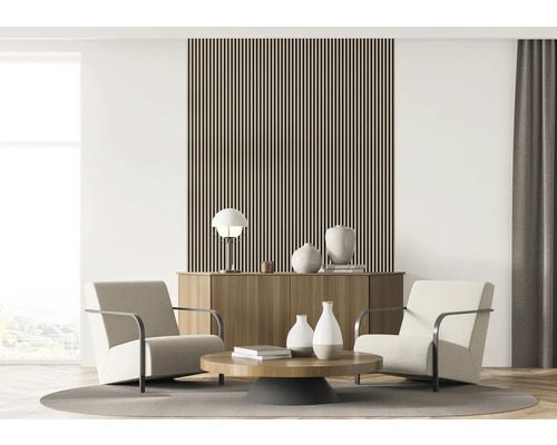 Helles Wohnzimmer mit zwei Sesseln, Couchtisch, Kommode und Lamellenwandpaneelen