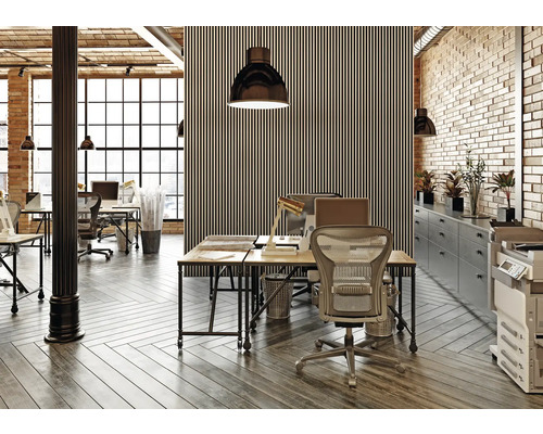 Büroraum im Loftstil mit Schreibtischen, Bürostühlen, Regalen, Stehlampen und Fenstern