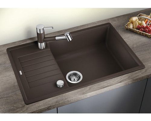 Dunkelbraune Küchenspüle mit Abtropffläche und Wasserhahn auf einer Arbeitsplatte