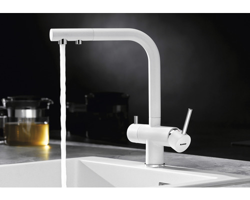 Küchenspüle mit laufendem Wasserhahn der Marke Blanco