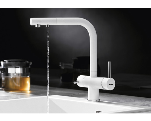 Blanco Logo Wasserhahn mit fließendem Wasser in einem Waschbecken