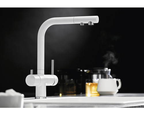 Küchenarmatur in Weiß vor dunklem Hintergrund
