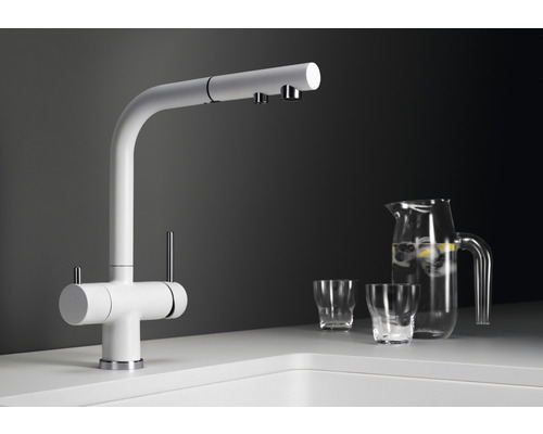 Küchenarmatur mit Wasserkanne und Gläsern auf einer Arbeitsplatte