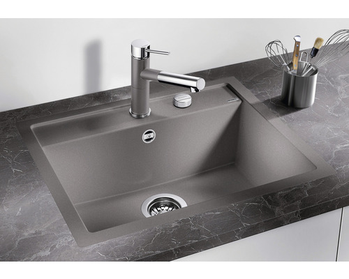 Spüle mit Wasserhahn auf einer Arbeitsplatte