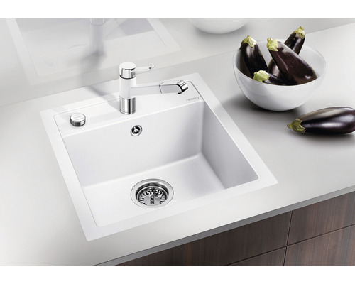 Küchenspüle aus Granit mit Abtropffläche und Armatur