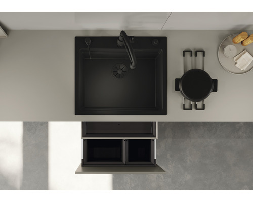 Aufnahme von oben einer modernen Küchenspüle mit Armatur