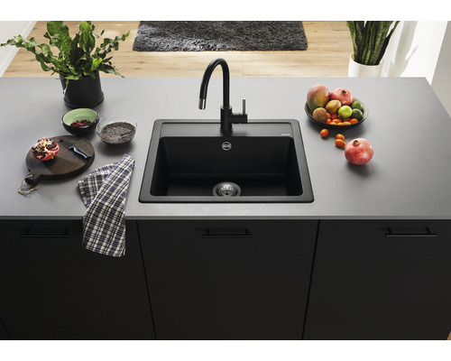 Spüle mit Armatur in einer modernen Küche mit grauer Arbeitsplatte