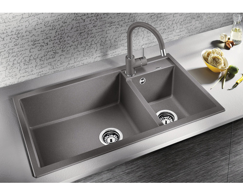 Graue Küchenspüle mit zwei Becken und Armatur