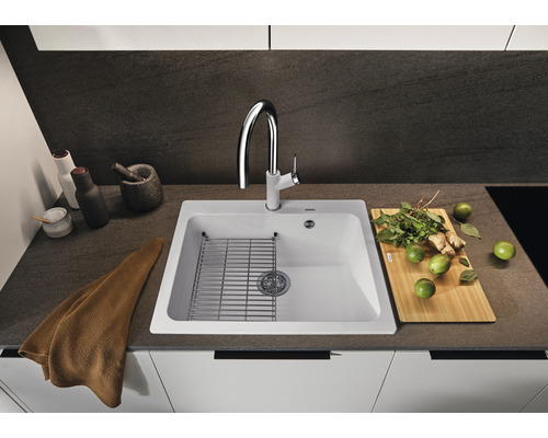 Küchenspüle mit Abtropfgitter und Armatur auf einer Küchentheke