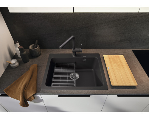 Spüle mit Abtropfgitter und Schneidebrett auf einer Küchentheke