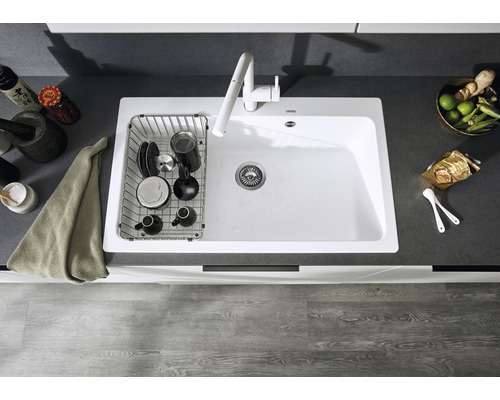 Küchenspüle mit Abtropfgestell und Armatur auf einer Arbeitsplatte