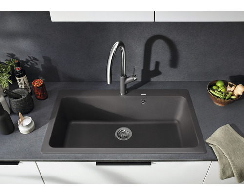 Spüle mit Armatur auf einer Küchentheke.