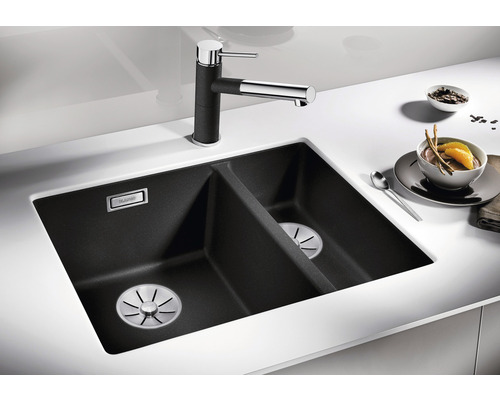 Doppelspülbecken aus Granit mit Armatur und Speisen