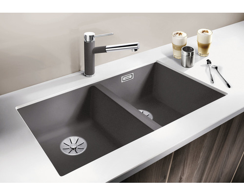 Spüle mit zwei Becken und Armatur auf einer Küchentheke