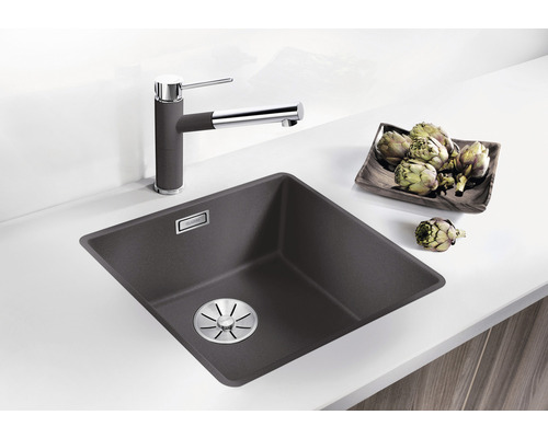 Spüle mit Armatur auf einer Küchentheke