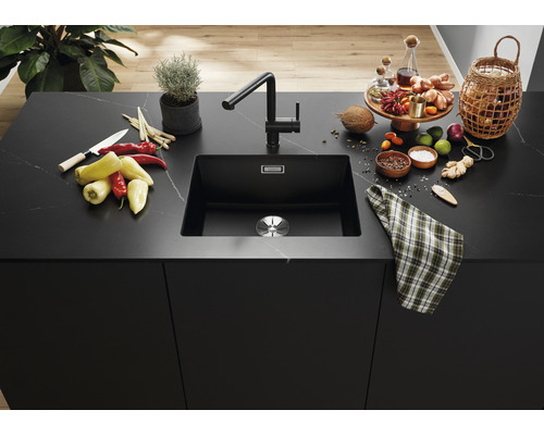 Küchenspüle in einer modernen Küche mit Kochzutaten