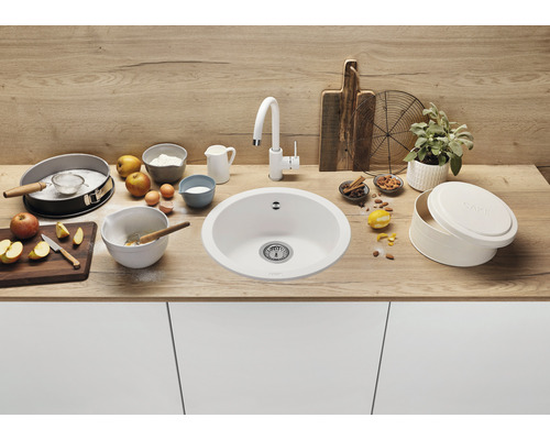 Küchenszene mit runder Spüle, Armatur und Backzutaten auf einer Arbeitsplatte