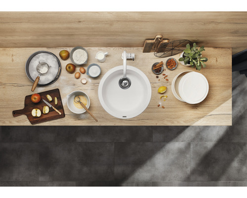 Küchenspüle mit Zutaten zum Apfelkuchenbacken auf einer Arbeitsplatte